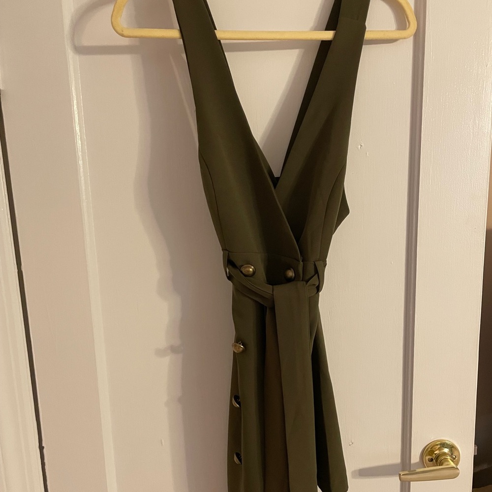 Gorgeous olive green jumper from F21. Size Small. A Fall and Winter closet must!